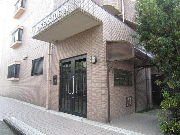 物件外観写真4　(エントランス部分)