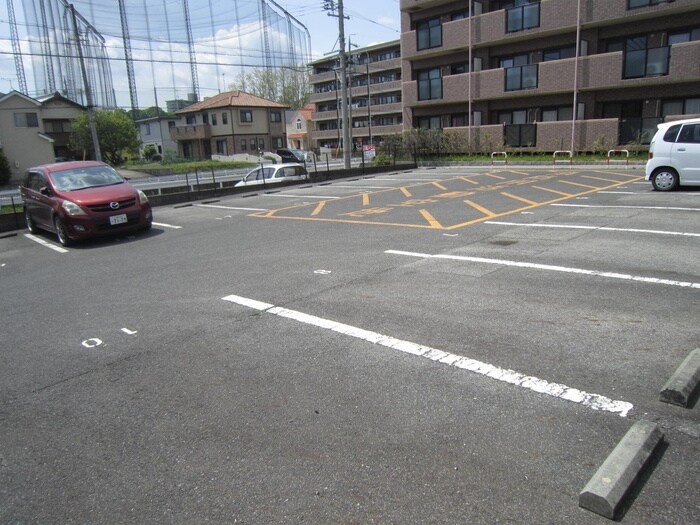 物件外観写真6　(駐車場)