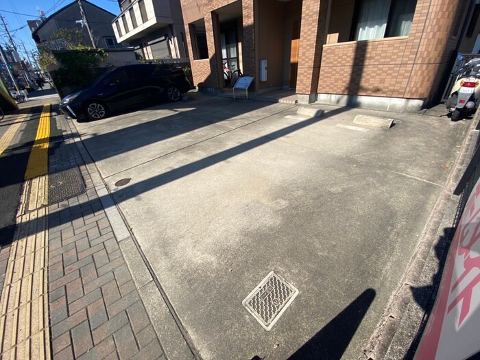 物件外観写真2　(駐車場)