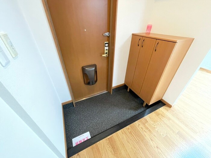 物件内観写真13　(玄関)