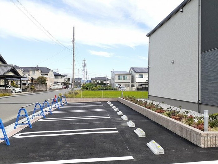 物件外観写真3　(駐車場)