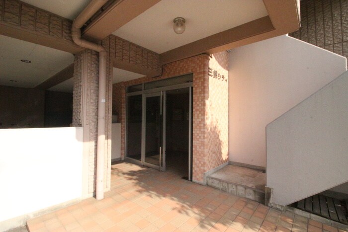 物件外観写真5　(エントランス部分)