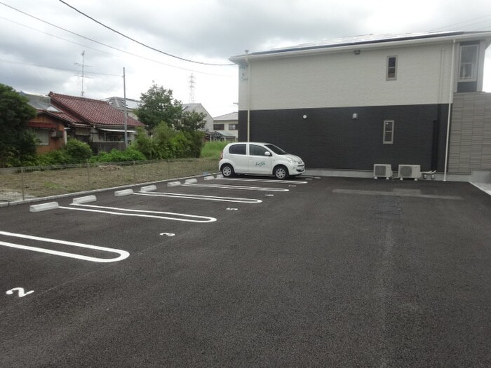 物件外観写真2　(駐車場)