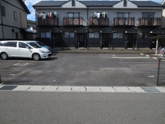 物件外観写真3　(駐車場)