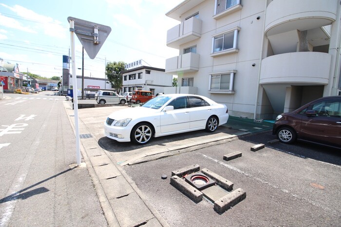 物件外観写真4　(駐車場)