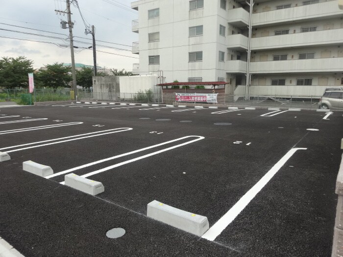 物件外観写真2　(駐車場)