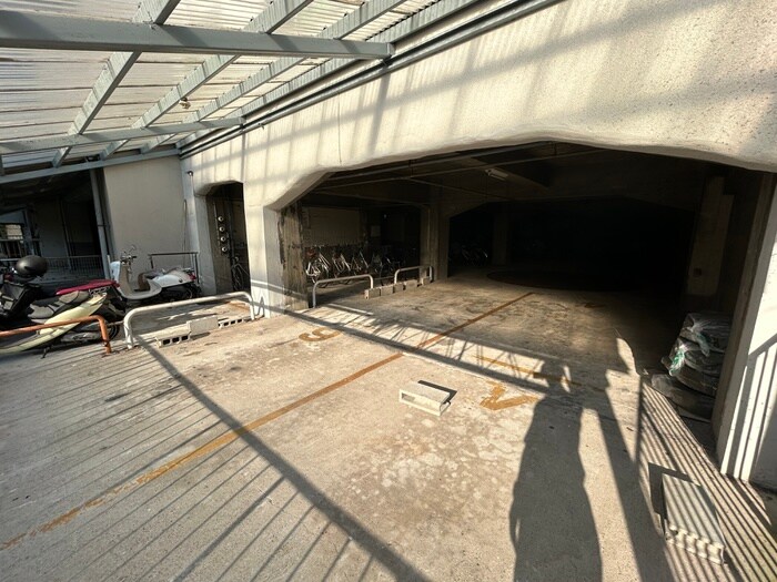 物件外観写真6　(駐車場)