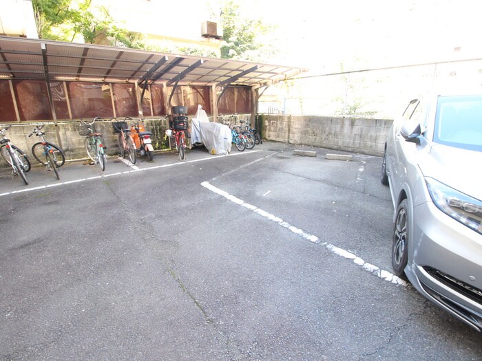 物件外観写真5　(駐車場)