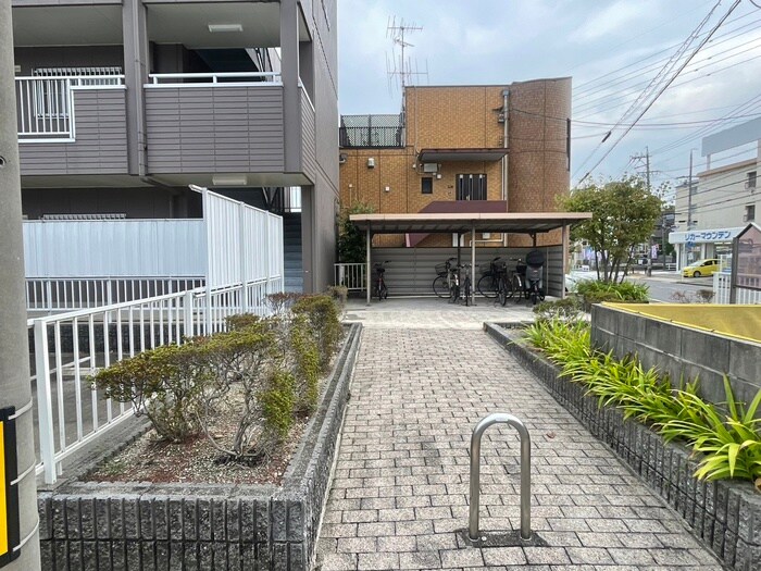 物件外観写真3　(エントランス部分)