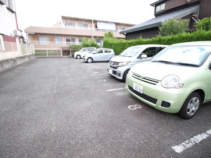 物件外観写真4　(駐車場)
