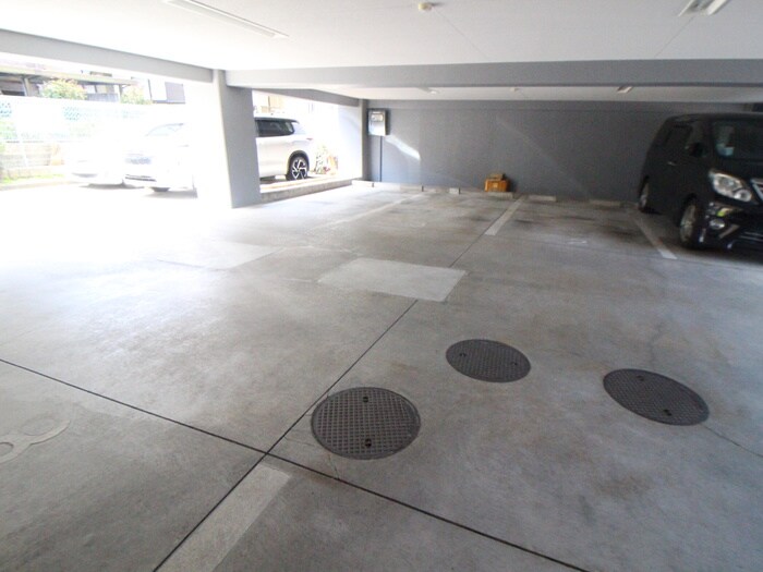 物件外観写真3　(駐車場)