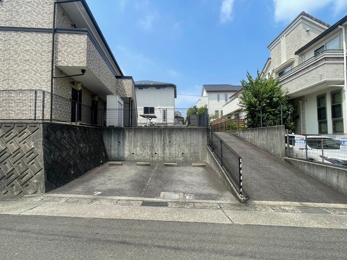 物件外観写真2　(駐車場)