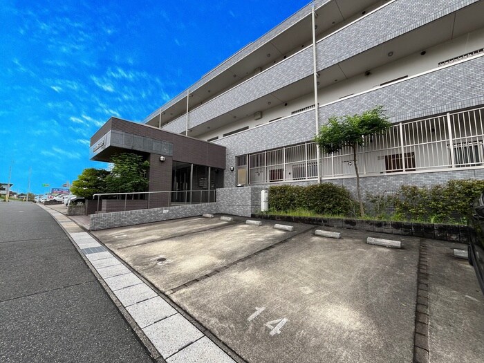 物件外観写真2　(駐車場)