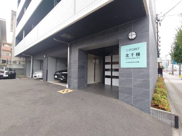 物件外観写真2　(エントランス部分)