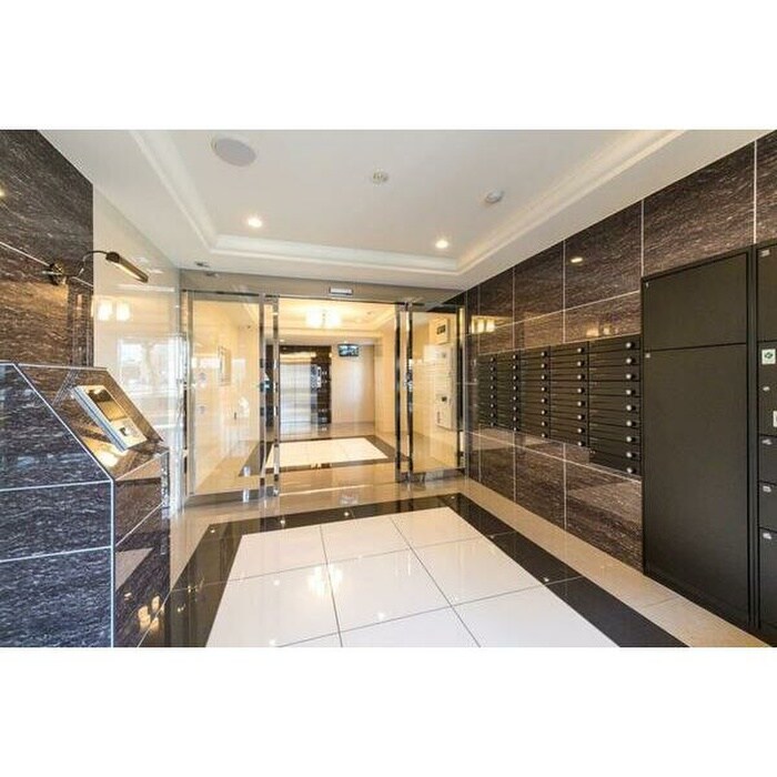 物件外観写真3　(エントランス部分)