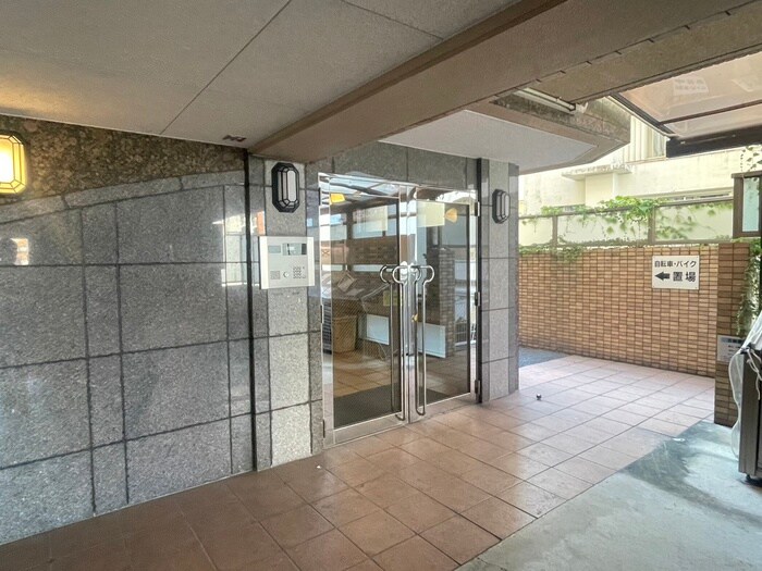 物件外観写真2　(エントランス部分)