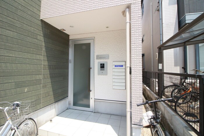 物件外観写真4　(エントランス部分)