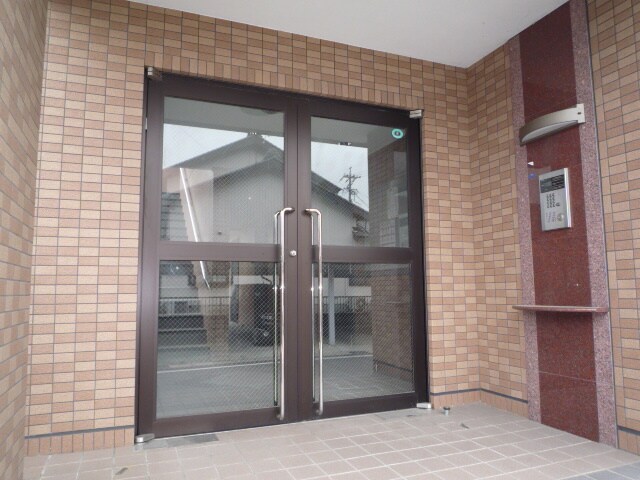 物件外観写真4　(エントランス部分)
