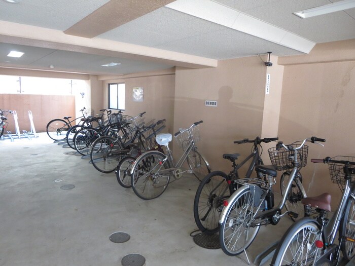 物件外観写真3　(駐輪場)