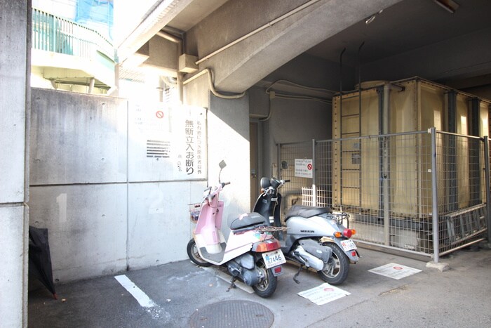 物件外観写真5　(バイク置き場)