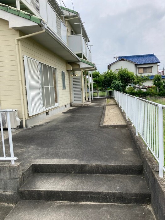 物件外観写真4　(エントランス部分)