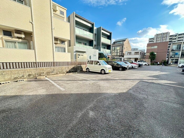 物件外観写真3　(駐車場)
