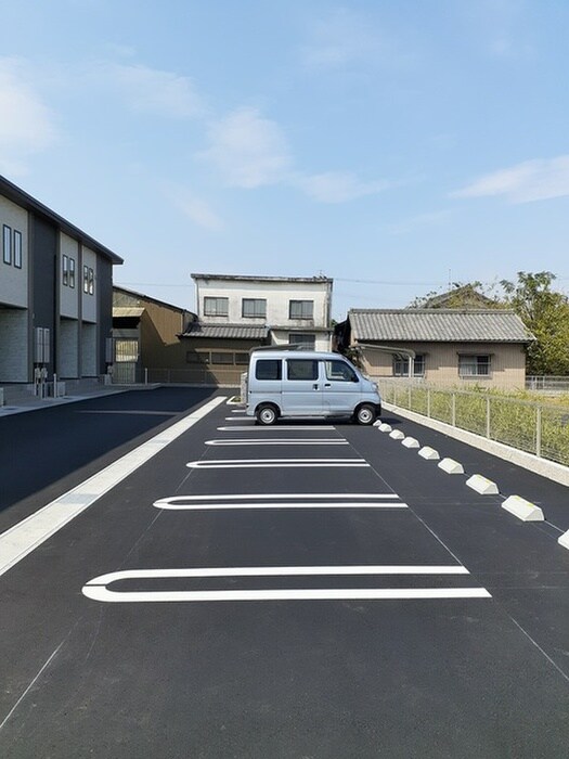 物件外観写真2　(駐車場)
