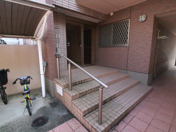 物件外観写真5　(エントランス部分)