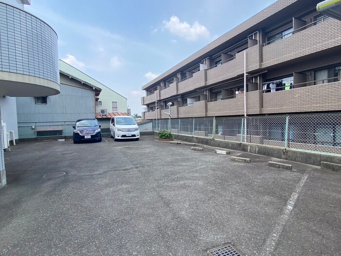 物件外観写真4　(駐車場)