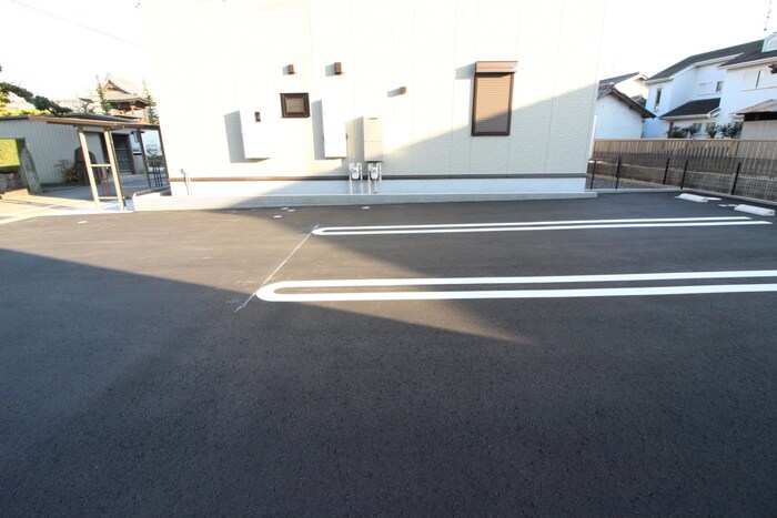 物件外観写真3　(駐車場)
