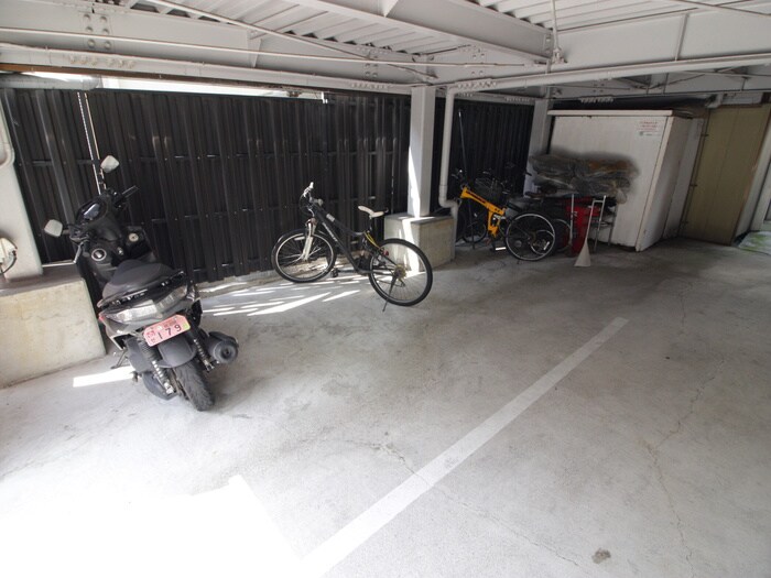物件外観写真4　(駐輪場)