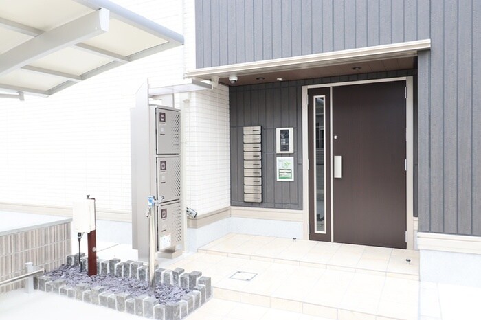 物件外観写真2　(エントランス部分)