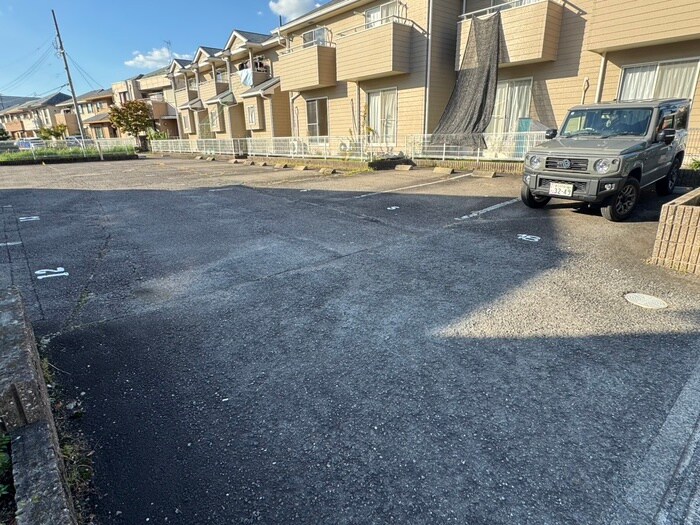物件外観写真4　(駐車場)