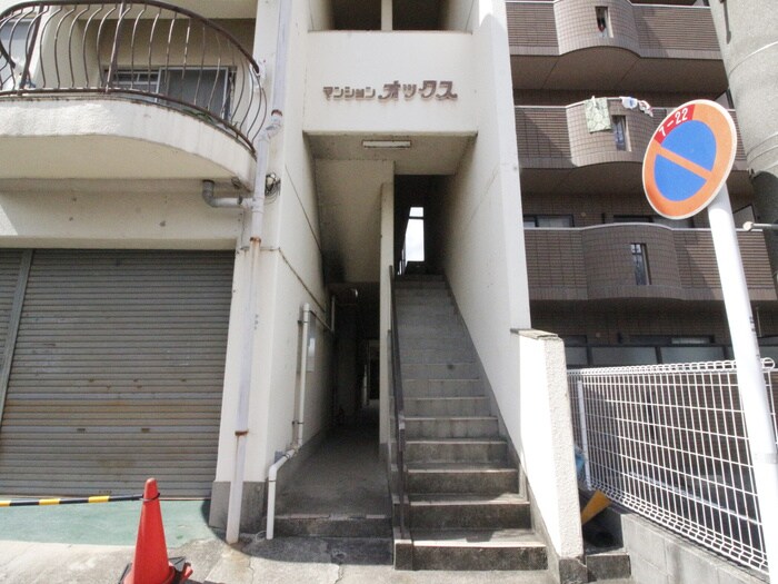 物件外観写真6　(エントランス部分)