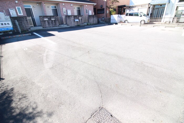 物件外観写真4　(駐車場)