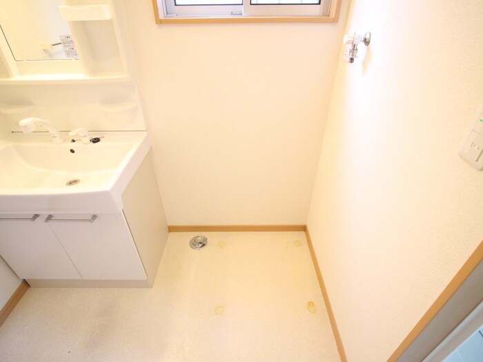 物件内観写真13　(洗濯機置場)