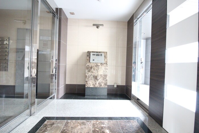 物件外観写真2　(エントランス部分)