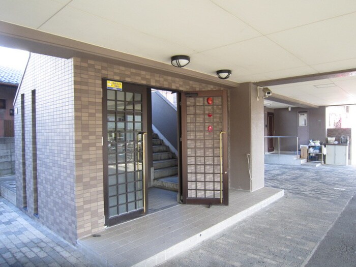 物件外観写真3　(エントランス部分)