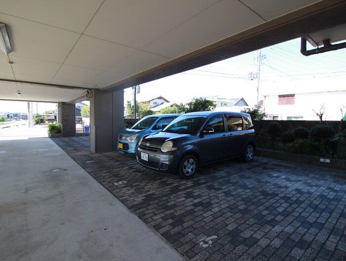 物件外観写真4　(駐車場)