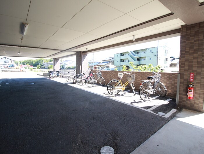 物件外観写真5　(駐輪場)