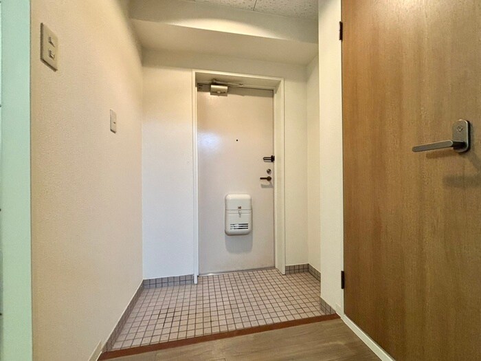 物件内観写真16　(玄関)