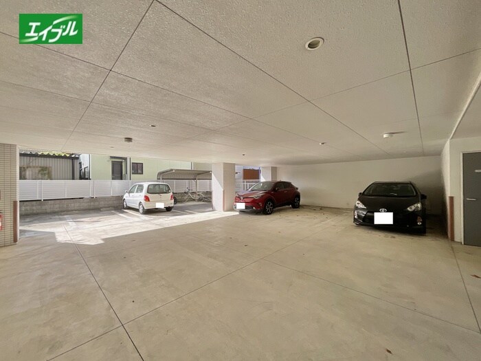 物件外観写真4　(駐車場)