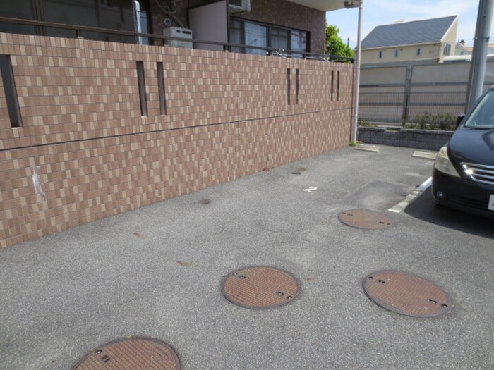 物件外観写真3　(駐車場)