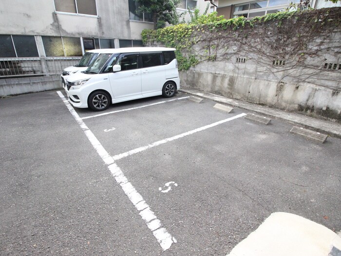 物件外観写真6　(駐車場)