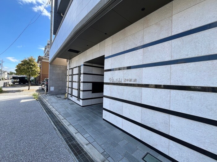 物件外観写真4　(エントランス部分)