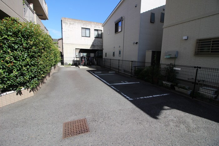 物件外観写真5　(駐車場)