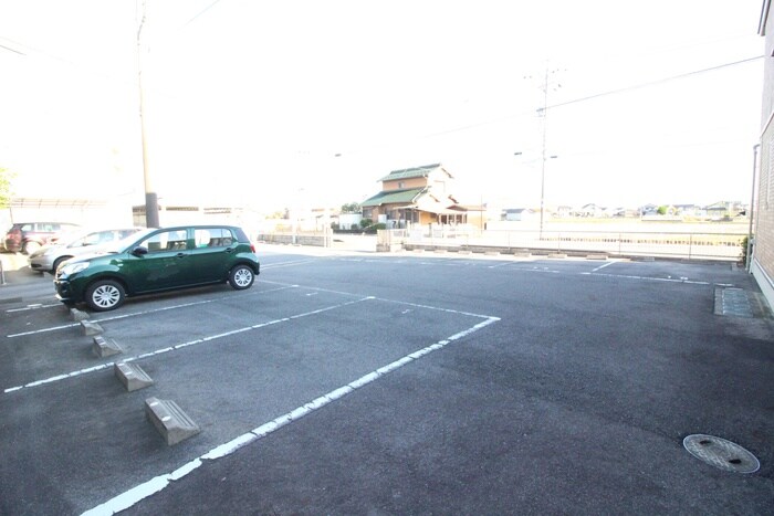 物件外観写真6　(駐車場)