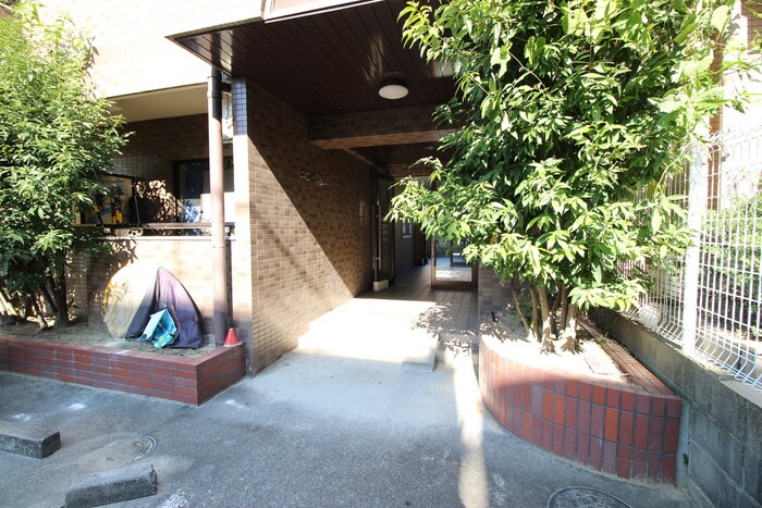物件外観写真3　(エントランス部分)