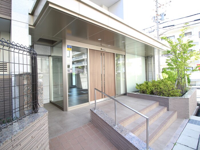 物件外観写真3　(エントランス部分)