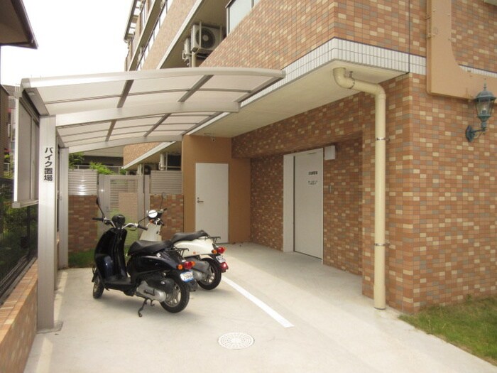 物件外観写真6　(バイク置き場)